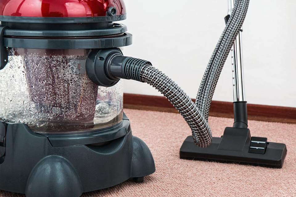 vacuum-cleaner-carpet-cleaner-housework-housekeeping-38325.960x0-aspect.jpeg